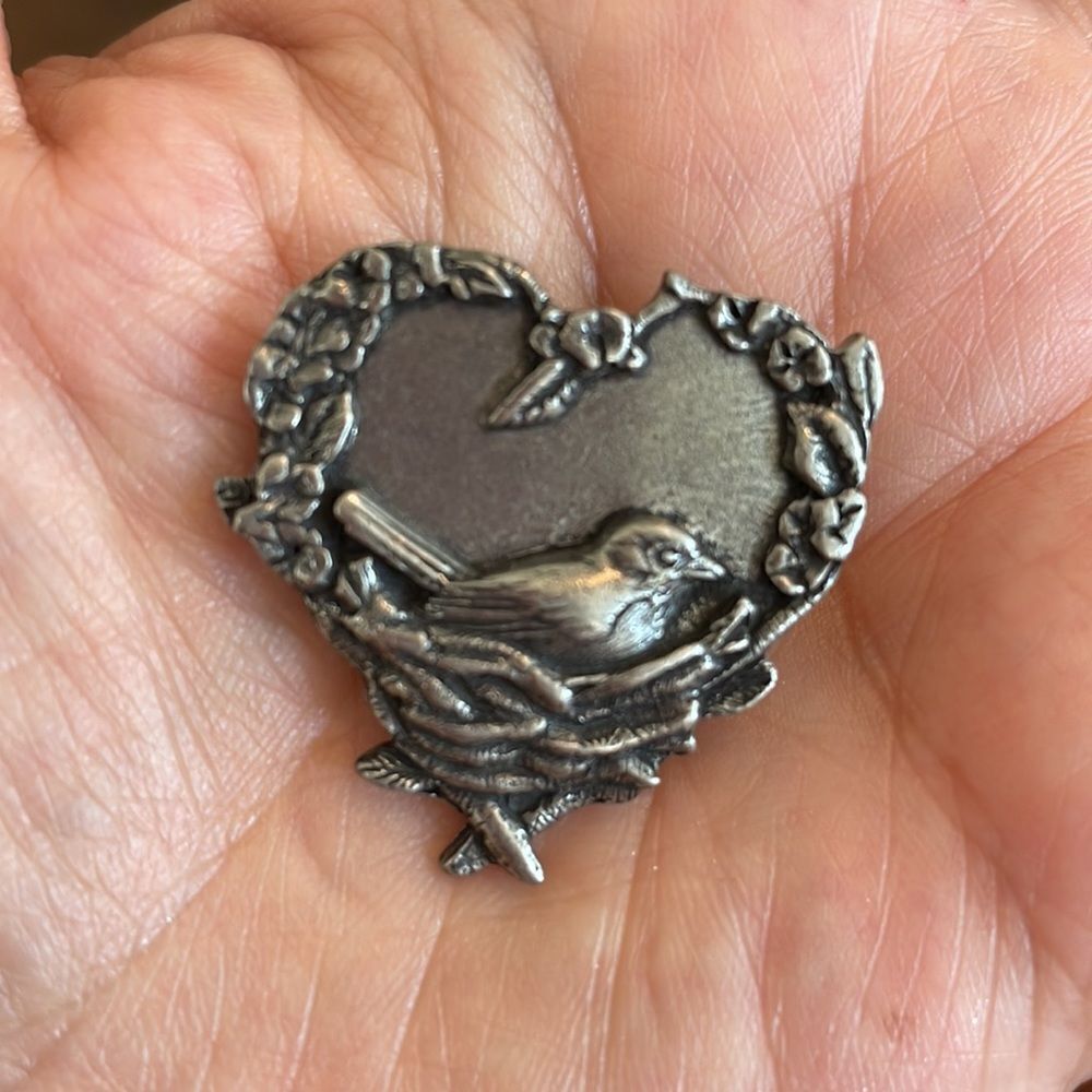 Birds & Blooms 2004 pewter color heart lapel pin brooch with‎ bird & nest - Picture 2 of 4